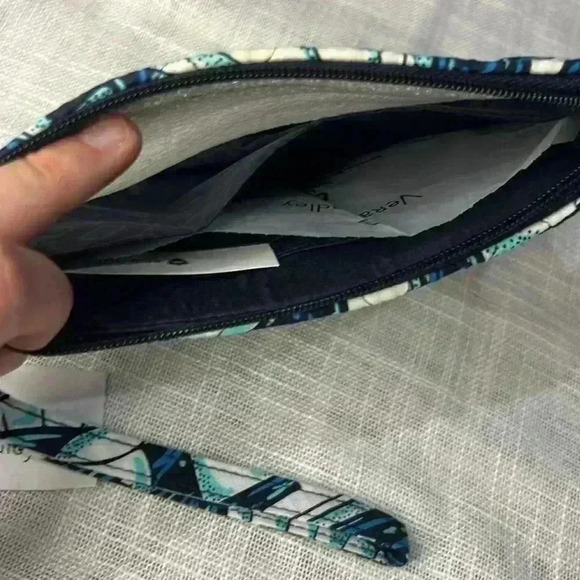 VERA BRADLEY NWT BLUE AND WHITE WRISTLET CLUTCH - Picture 5 of 5